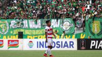 Pemain Madura United, Andik Vernansah, bermain sebagai pemain pengganti dalam laga kontra klub kesayangannya, Persebaya Surabaya, di leg pertama semifinal Piala Presiden 2019 yang digelar di Stadion Gelora Bung Tomo, Surabaya, Rabu (3/4/2019). (Bola.com/Aditya Wany)