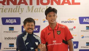 Pelatih Timnas Indonesia U-22, Indra Sjafri didampingi pemain Kadek Arel mengikuti sesi konferensi pers jelang laga melawan Mali di Hotel Gran Melia Kuningan, Jakarta, Jumat (14/11/2025). (Bola.com/Abdul Aziz)