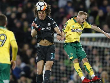 Bek Chelsea, David Luiz (tengah) menghalau bola dari pemain Norwich City, Alex Pritchard (kanan) pada laga Piala FA di Carrow Road, Norwich, (6/1/2018). Chelsea bermain imbang 0-0 dengan Norwich. (AFP/Adrian Dennis)