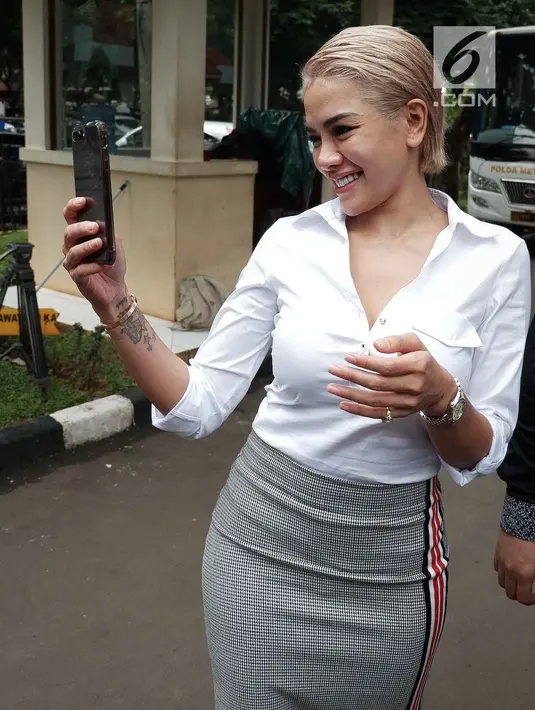 Nikita Mirzani berswafoto di Polda Metro Jaya, Jakarta, Senin (26/2). Nikita menjalani pemeriksaan tahap penyidikan penyebaran tweet palsu dengan konten penghinaan terhadap Panglima TNI terdahulu Jendral Gatot Nurmantyo. (Liputan6.com/Faizal Fanani)