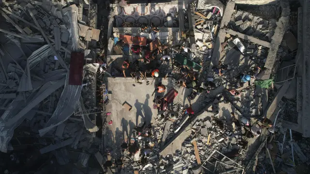 Upaya Penyelamatan Korban di Gaza