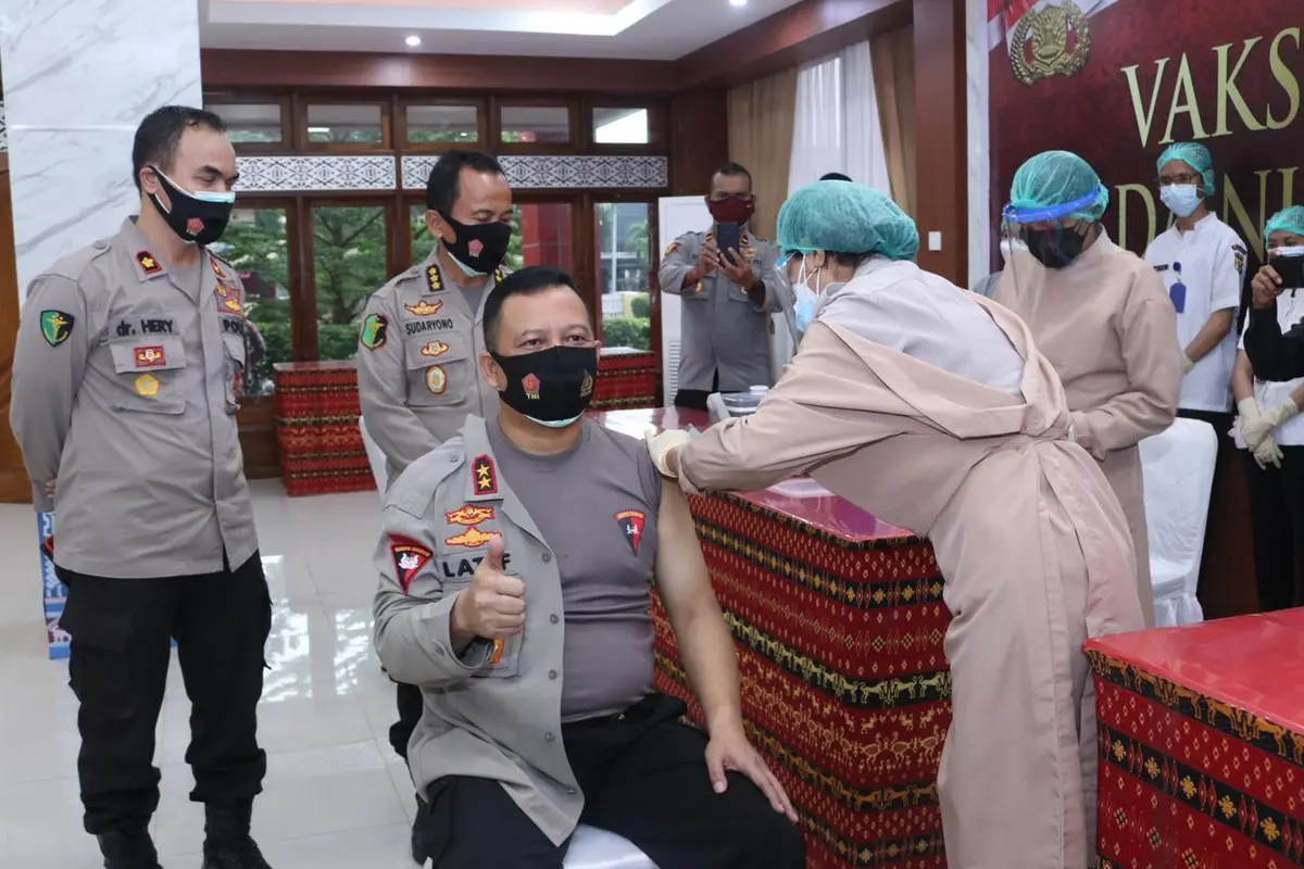 Kapolda NTT, Irjen Pol Lotharia Latif saat menerima suntikan vaksinasi covid-19 sinovac,di lobi lantai I Markas Kepolisian Daerah (Mapolda) NTT . (Foto Istimewa)