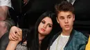 Dilansir dari HollywoodLife, saat mereka turun dari jet pribadi, Justin dan Selena terlihat tengah adu mulut. (stylecaster)