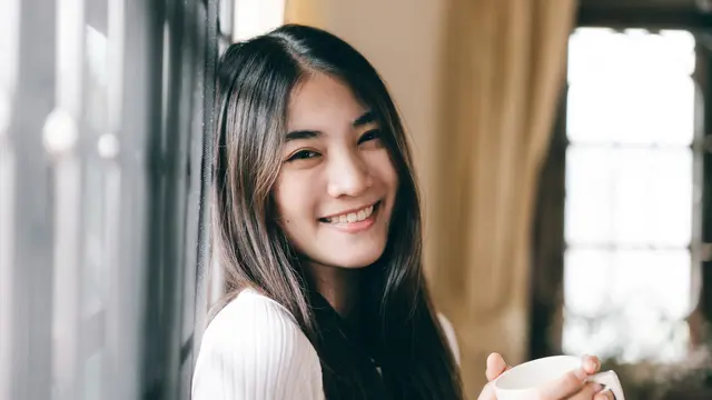 kepribadian baik tersenyum dewasa santai lemah lembut