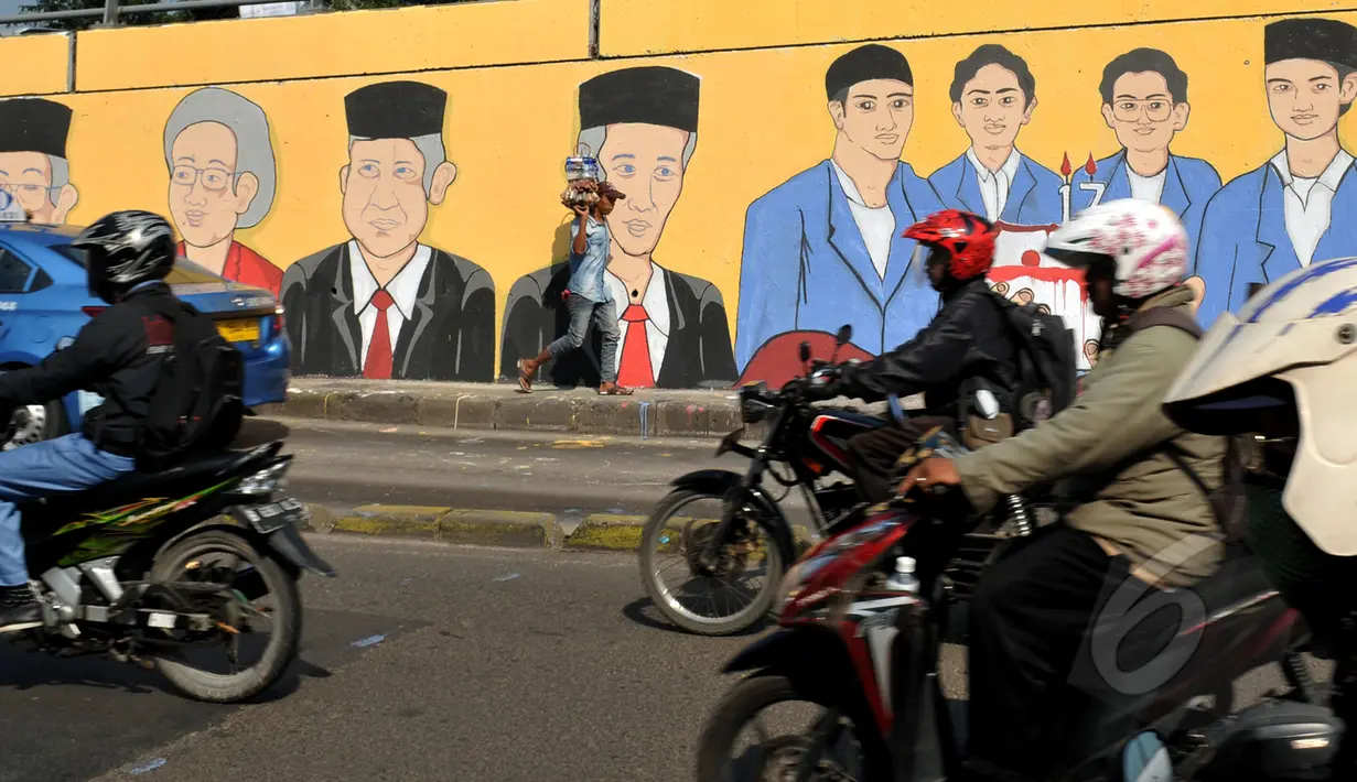 Sejumlah pengendara melintas di depan Mural bergambar Presiden Indonesia di depan kampus Trisakti , Jakarta, Selasa (12/5/2015). Hingga kini pelaku dan dalang peristiwa 12 Mei 1998 belum terungkap. (Liputan6.com/Johan Tallo)