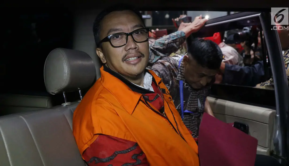 Mantan Menteri Pemuda dan Olahraga Imam Nahrawi berada di dalam mobil tahanan usai pemeriksaan di Gedung KPK, Jumat, (27/9/2019). Imam resmi ditahan setelah diperiksa sebagai tersangka dalam kasus dugaan suap dana hibah dari pemerintah terhadap KONI melalui Kemenpora. (merdeka.com/Dwi Narwoko)