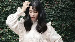 Dian Sastrowardoyo bahkan sempat mengunggah gaya OOTD menggunakan sebuah simple dress berwarna putih di akun Instagram pribadinya. Tak sedikit netizen yang menyebut jika penampilannya terlihat bak aktris asal Korea Selatan. (Liputan6.com/IG/@therealdisastr)