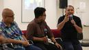 Taufik Basari (kanan) dan para aktivis 98 saat menjadi pembicara dalam talkshow 20 tahun (Belum Tuntasnya) Reformasi di Kampus UI Salemba, Jakarta, Sabtu (19/5). Talkshow membahas Anti KKN, Supremasi Hukum dan Dwifungsi ABRI. (Liputan6.com/Fery Pradolo)