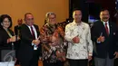 Menpora Imam Nahrawi (kedua kanan) berfoto bersama Ketua PSSI Edy Rahmayadi (kedua kiri) usai membuka Kongres PSSI 2017 di Bandung, Minggu (8/1). Kongres membahas pencabutan hukuman kepada klub atau individu anggota PSSI. (Liputan6.com/Helmi Fithriansyah)