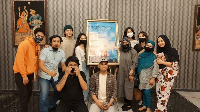 Syuting Bareng Lagi Ini 6 Momen Jefri Nichol Dan Amanda Syukuran Film Thankyou Salma Hot Liputan6 Com