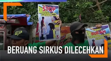 Seekor beruang dilecehkan oleh pawangnya sendiri dalam pertunjukkan sirkus di Cimahi, Jawa Barat. Aksi tak senonoh itu memancing amarah para pecinta binatang.