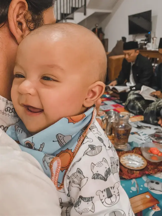 6 Potret Aqiqah Anak Kimberly Rider, Tingkah Rayden Bikin Gemas