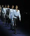 Untuk musim gugur/musim dingin 2023, Kim Jones mengeksplorasi klasisisme dan keanggunan lewat lensa halus subversi. [Foto: Document/FENDI]