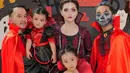 <p>Tak ketinggalan, Ruben Onsu dan keluarga juga merayakan Halloween. Gaya kompak keluarga Onsu pun terlihat dari kostum serempak yaitu menjadi vampir. [Instagram/ruben_onsu]</p>