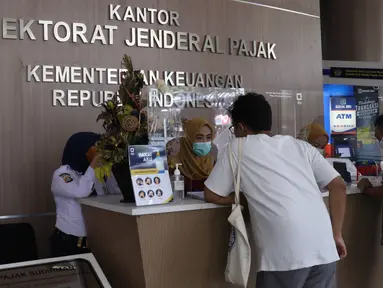 Petugas melayani warga yang melakukan pengurusan pajak di kantor Pajak Sudirman, Jakarta, Selasa (25/8/2020). Kementerian Keuangan (Kemenkeu) bakal menaikkan persentase diskon angsuran pajak penghasilan ( PPh) Pasal 25. (Liputan6.com/Angga Yuniar)