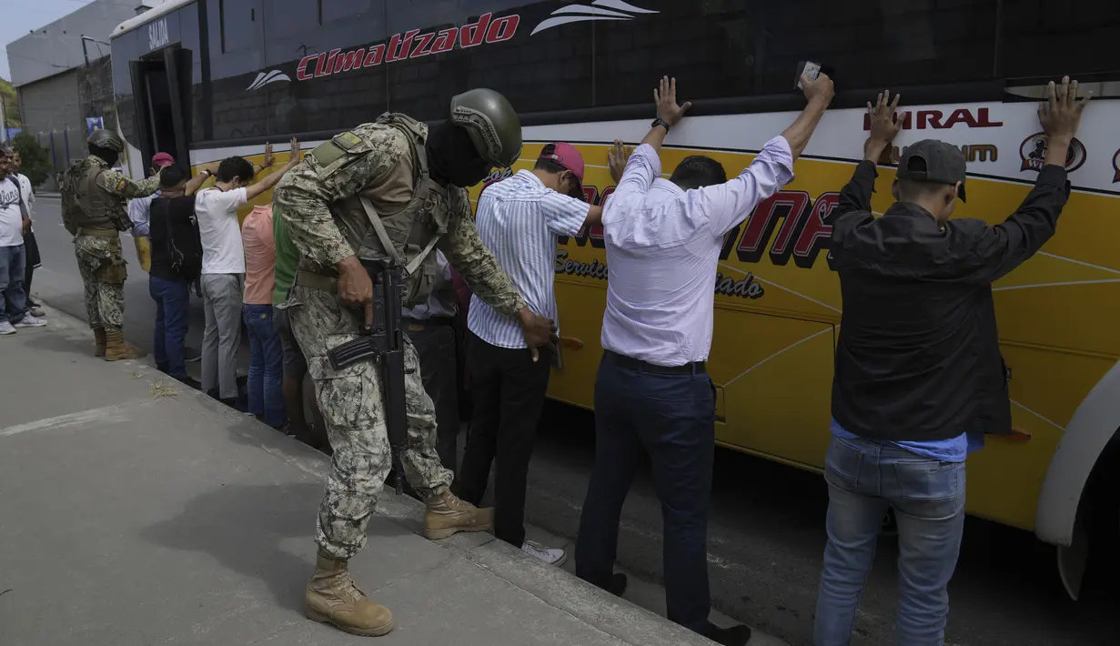 Fernando Villavicencio Valencia, 59, seorang kritikus korupsi dan kejahatan terorganisasi, tewas saat berkampanye, Rabu (9/8), di tengah lonjakan kekerasan di negara Andes yang dipersalahkan pada pengedar narkoba. (AP Photo/Martin Mejia)