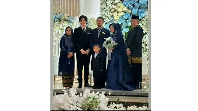 6 Potret Angga Yunanda di Rangkaian Pernikahan Kakak, Ikut Tradisi di Lombok