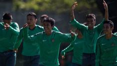 Bayu Gatra (tengah) dan para pemain Timnas Indonesia berlatih di Sekolah Pelita Harapan, Banten, Sabtu (29/10/2016). Latihan ini digelar untuk persiapan jelang Piala AFF, November mendatang. (Bola.com/Vitalis Yogi Trisna)  