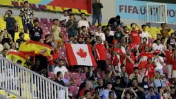 Para suporter Timnas Spanyol U-17 dan Kanada U-17 hadir mendukung timnya dalam pertandingan babak penyisihan Grup B Piala Dunia U-17 di Stadion Manahan, Solo, Jumat (10/11/2023). (Bola.com/Arief Bagus)