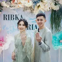 MUA Ghamamakeups memoles wajah Ribka dengan makeup flawless mengaplikasikan lipstik nude. Dengan gaya rambut sanggul modern dihiasi hairclip model bunga warna putih dengan poni membingkai wajah. [@rvsdphoto]