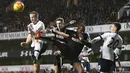 Bek Tottenham, Eric Dier, duel udara dengan para pemain Watford di Stadion White Hart Lane, Inggris, Sabtu (6/2/2016). Tottenham berhasil menang 1-0 atas Watford. (AFP/Justin Tallis)