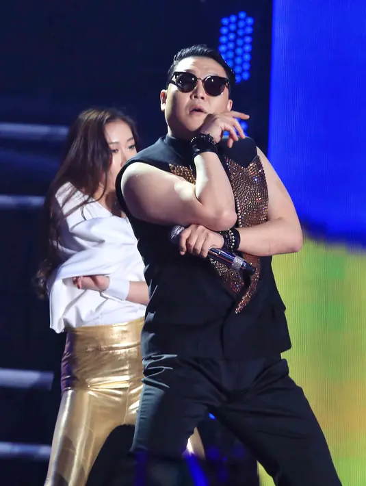 "Hallo semuanya, saya PSY. Ini merupakan kesempatan pertama saya tampil di Indonesia," katanya dengan bahasa Inggris seperti dilansir dari Liputan6. (Adrian Putra/Bintang.com)