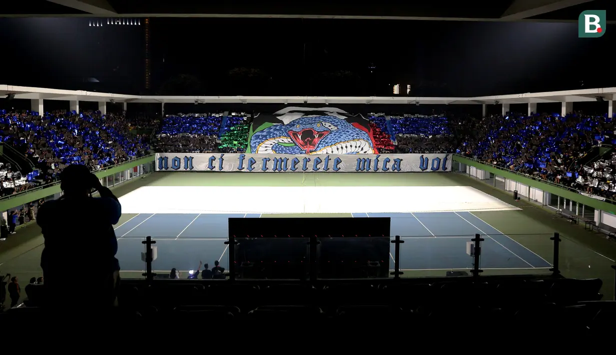 Anggota komunitas Inter Club Indonesia (ICI) memamerkan koreografi dahsyat disela-sela kegiatan nonton bareng final Liga Champions 2022/2023 antara Inter Milan vs Man City di Tennis Indoor Senayan, Jakarta, Minggu (11/6/2023) dini hari WIB. (Bola.com/Bagaskara Lazuardi)