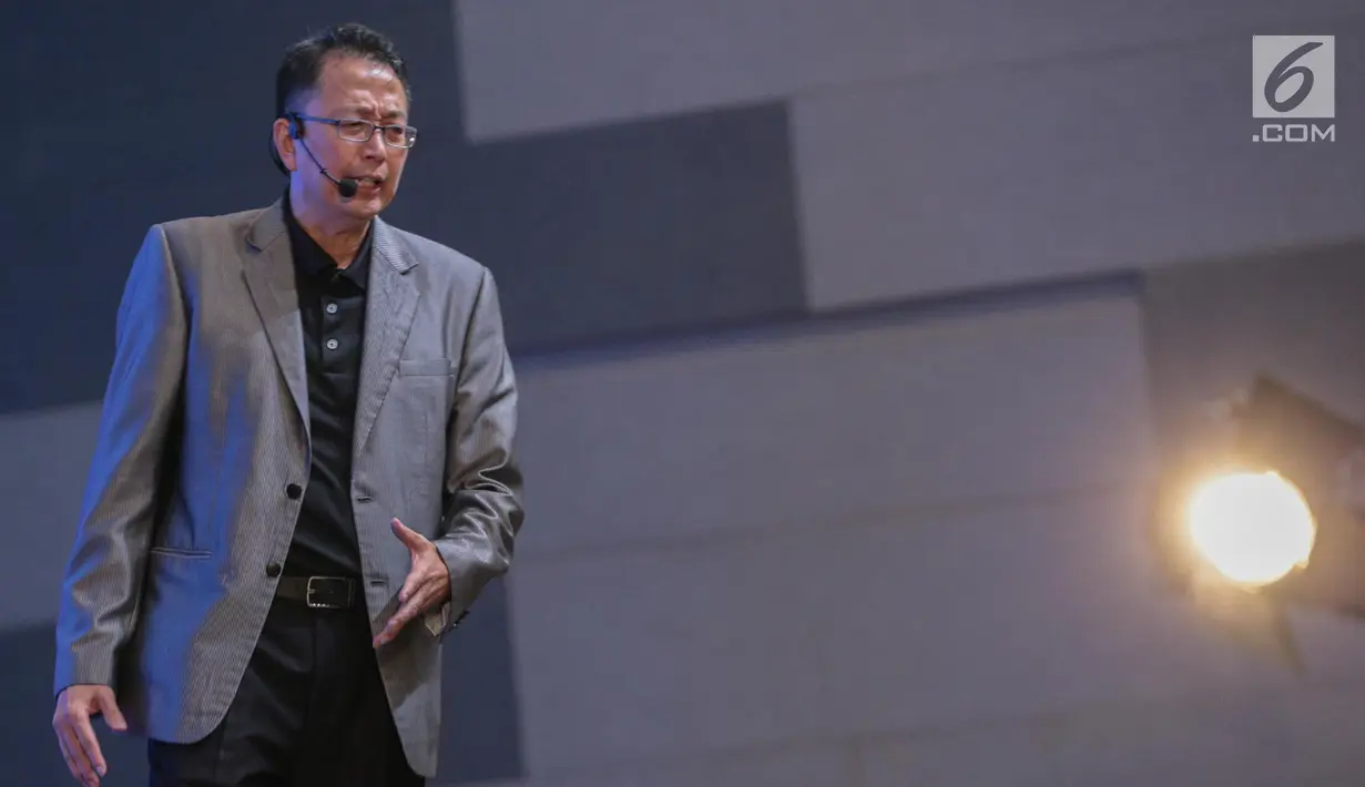 Motivator Tung Desem Waringin saat berbagi pengalaman-pengalaman hidupnya dalam Emtek Goes to Campus 2018 di Universitas Kristen Petra, Surabaya, Jawa Timur, Rabu (14/11). (Liputan6.com/Faizal Fanani)
