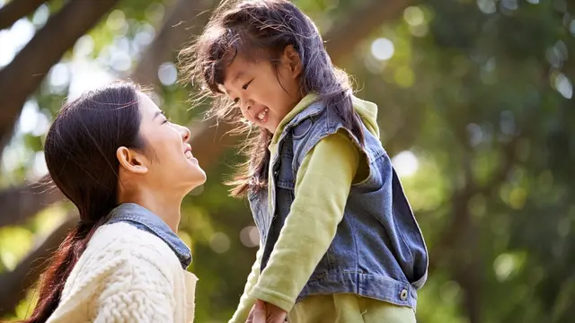 ilustrasi ibu tersenyum bersama anak perempuannya