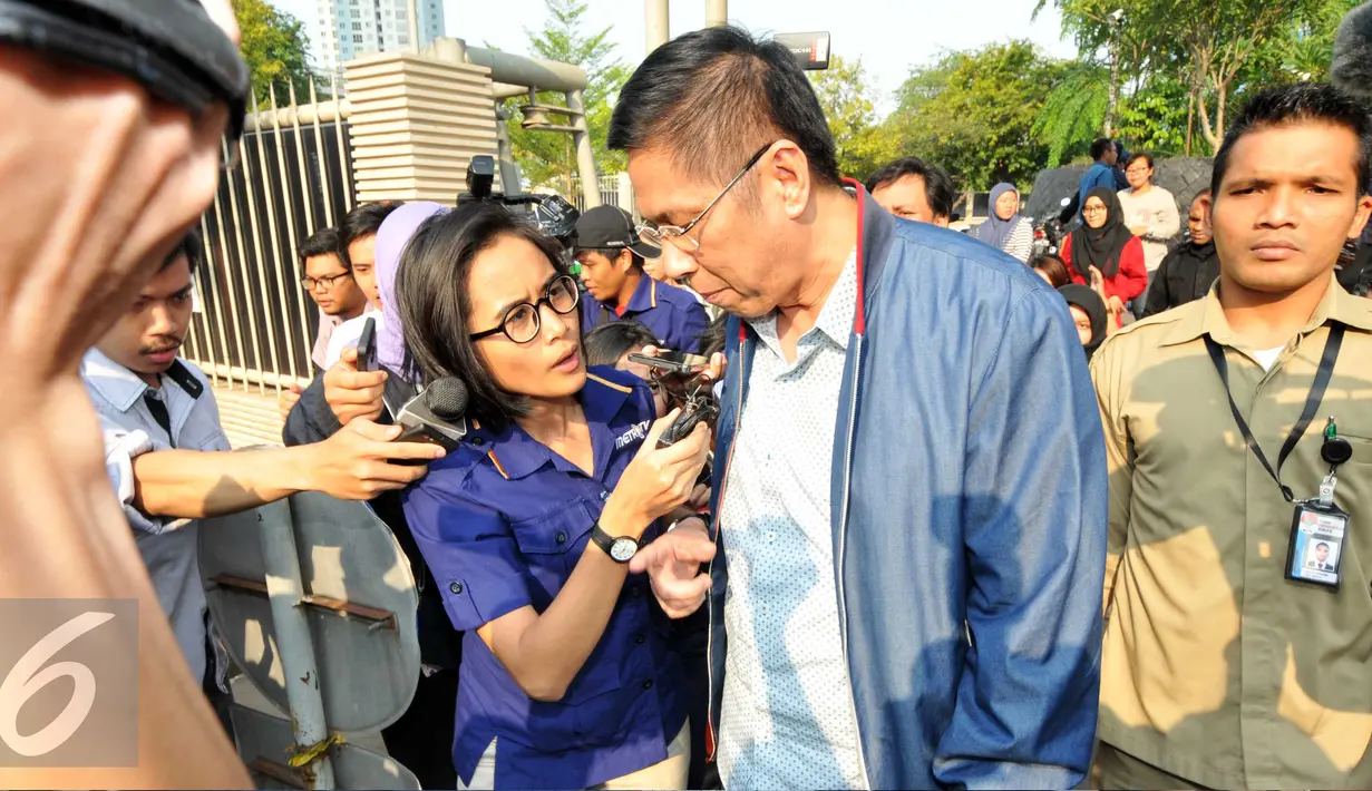 Mulyadi saat ditanya wartawan usai di periksa KPK, Jakarta, Rabu (4/11). Mulyadi diperiksa terkait kasus suap penganggaran proyek Pembangkit Listrik Tenaga Mikro Hidro (PLTMH) di Kabupaten Deiyai, Papua. (Liputan6.com/Helmi Afandi)
