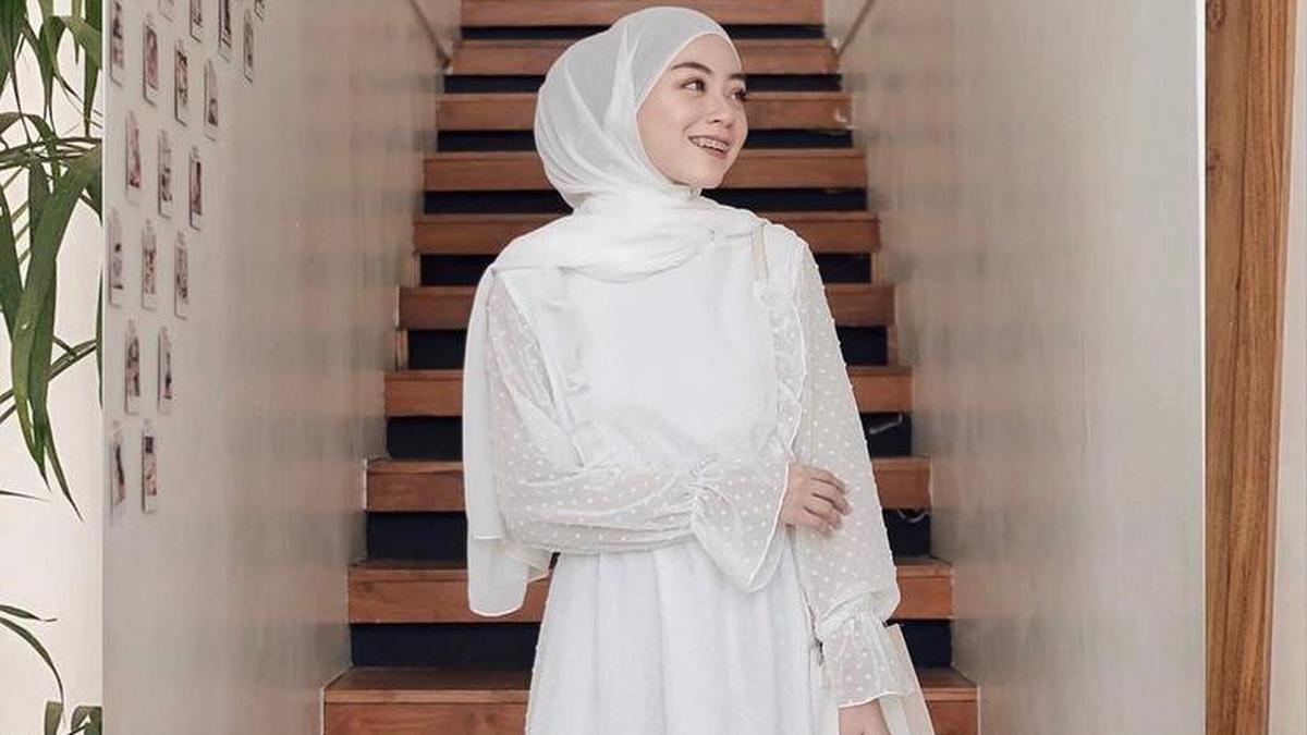 6 Rekomendasi Tunik Putih Elegan dan Gaya Hijab untuk Lebaran Idul Adha 2025