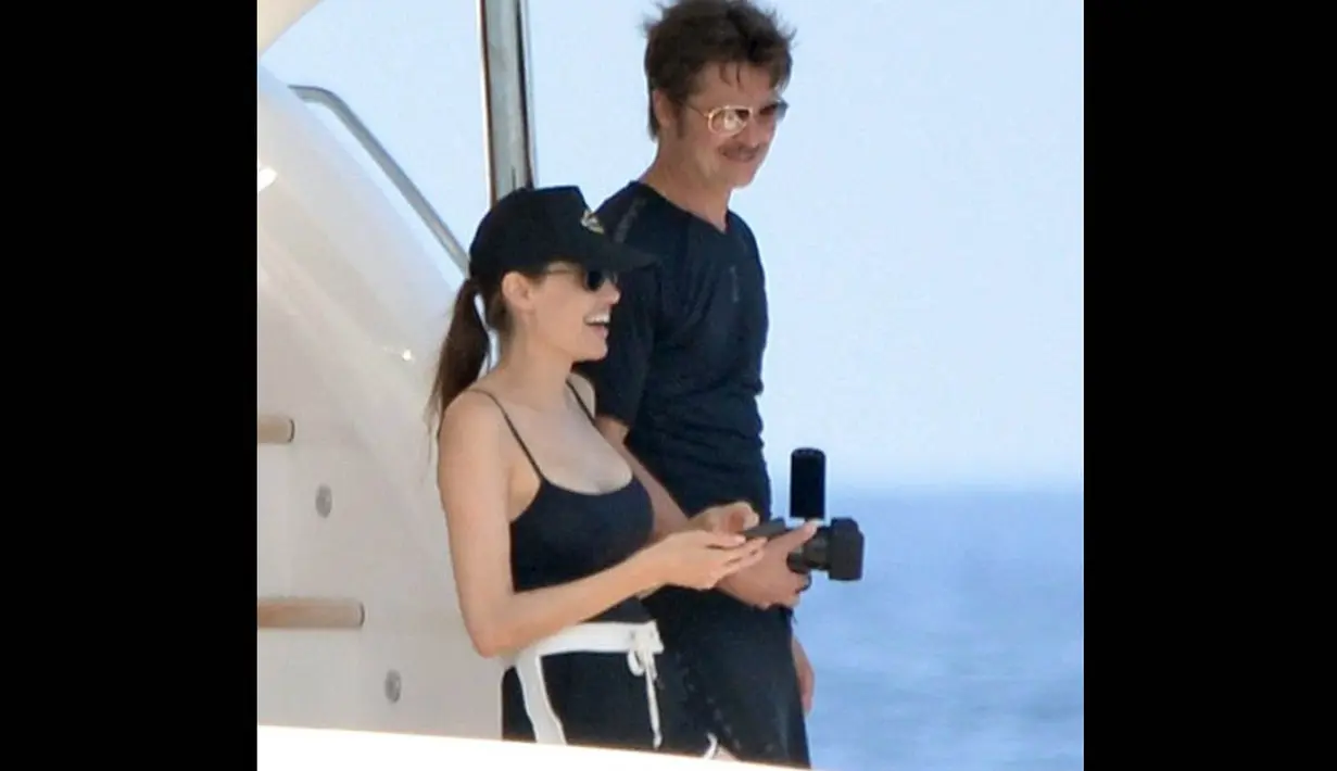 Setelah menikah di Prancis, Brad Pitt dan Angelina langsung terbang ke Malta, Senin (15/9/14). (Dailymail)