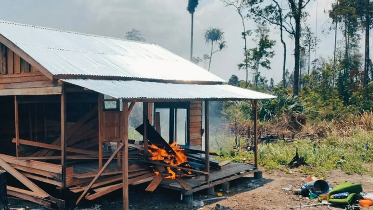 Pondok perambah hutan di kawasan Taman Nasional Tesso Nilo yang dibakar oleh petugas.
