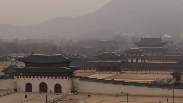 Gwanghwamun, dan Istana Gyeongbokgung. (ANTHONY WALLACE / AFP)