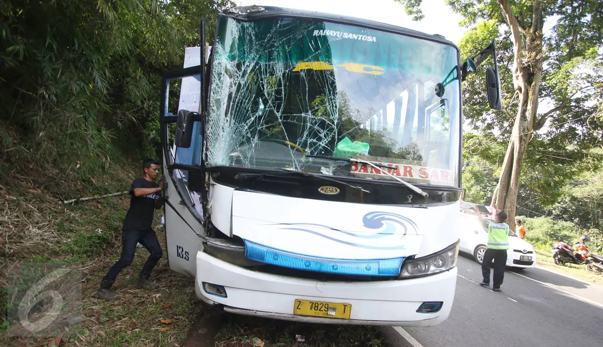 Kondisi bus PO Merdeka yang membawa pemudik dari Cikarang menuju Banjarsari usai menabrak pohon di jalur Lingkar, Jawa Barat, Sabtu (2/7). Tidak ada korban jiwa akibat kecelakaan bus yang disebabkan rem blong tersebut. (Liputan6.com/Immanuel Antonius)