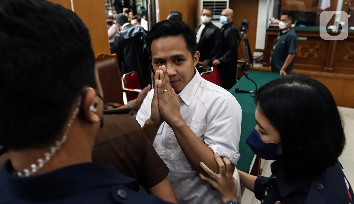 Terdakwa Richard Eliezer Pudihang Lumiu usai menjalani sidang dengan agenda pembacaan tuntutan oleh Jaksa Penuntut Umum dalam kasus pembunuhan Brigadir Yosua Hutabarat di Pengadilan Negeri Jakarta Selatan, Rabu (18/1/2023). Richard Eliezer Pudihang Lumiu di Tuntut 12 Tahun Penjara. (Liputan6.com/Johan Tallo)