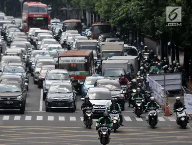 Pengendara sepeda motor melintas di Jalan MH Thamrin, Jakarta, Senin (2/7). Dewan Transportasi Kota Jakarta (DTKJ) sedang mempelajari kajian pembatasan kendaraan roda dua atau sepeda motor dengan sistem ganjil-genap. (Merdeka.com/ Iqbal S. Nugroho)