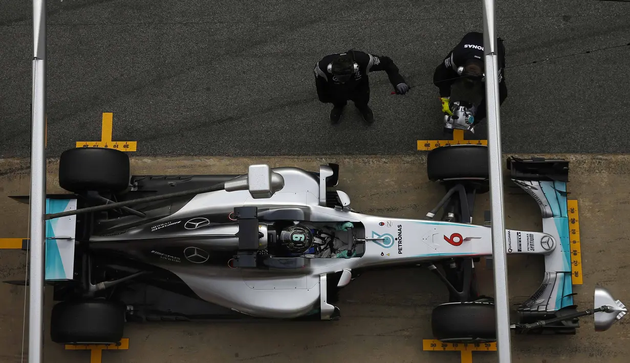 Pebalap tim Mercedes, Nico Rosberg mencatat waktu 1m26.084s pada sesi test pramusim F1 hari ke-3 di Sirkuit Catalunya, Barcelona, Rabu (24/2/2016) WIB.  (REUTERS/Sergio Perez)