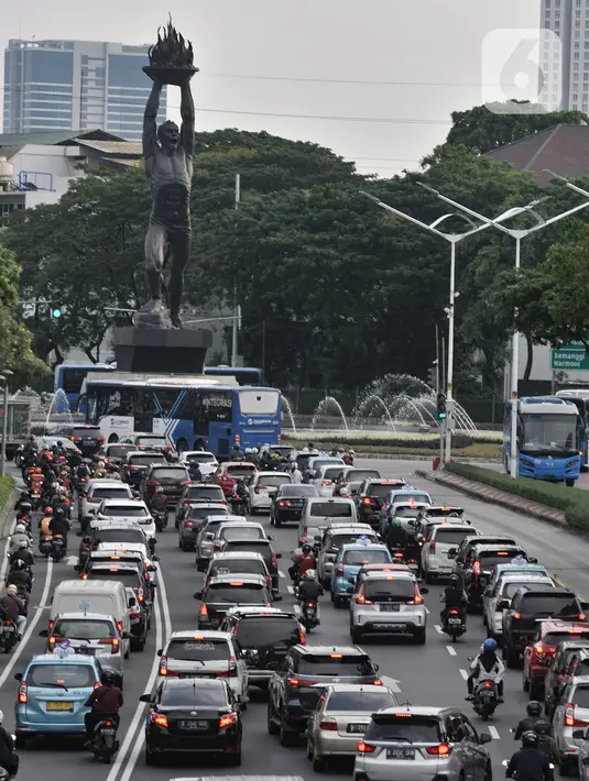 Suasana kendaraan terjebak macet di Jalan Sudirman, Jakarta, Selasa (9/6/2020). Masa PSBB Transisi yang memperbolehkan karyawan di perkantoran kembali bekerja menyebabkan ruas jalan Ibu Kota kembali macet dan semrawut saat jam pulang kerja. (merdeka.com/Iqbal S Nugroho)