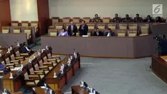 Ketua KPK terpilih periode 2019-2023, Firli Bahuri (tengah) berdiri menyapa anggota DPR RI saat rapat paripurna pengesahan pimpinan KPK terpilih di Kompleks Parlemen, Jakarta, Senin (16/9/2019). Rapat pengesahan dipimpin Wakil Ketua DPR RI, Fahri Hamzah. (Liputan6.com/Helmi Fithriansyah)