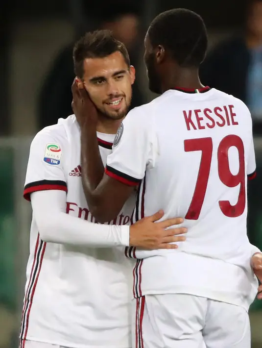 Gelandang AC Milan, Suso melakukan selebrasi usai mencetak gol ke gawang ChievoVerona pada lanjutan Liga Serie A Italia di stadion Bentegodi di Verona, Italia,(25/10). Milan menang telak 4-1. (Filippo Venezia / ANSA via AP)