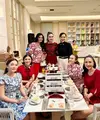 Busana Natal dengan outfit bernuansa serba merah. Untuk menciptakan look yang elegan, kamu bisa tiru gaya Titi Kamal, Sandra Dewi, hingga Chelsea Olivia yang tampil bak old money. Seperti apa potretnya? [@sandradewi88]