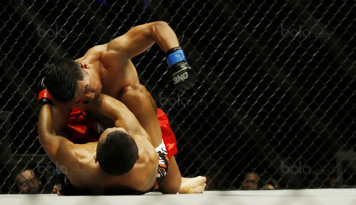Petarung Filipina, Geje Eustaquio, memukul petarung Kazakhstan, Kairat Akhmetov pada One Champhionship di JCC, Senayan, Sabtu (16/9/2017). Tampil mendominasi, Kairat Akhmetov, menang poin atas Geje Eustaquio  (Bola.com/M Iqbal Ichsan)
