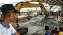 Warga menonton proses pembongkaran jembatan Rawajati, Kalibata, Jakarta, Minggu (6/3/2016). Pembongkaran dilakukan lantaran sampah yang mengalir di Kali Ciliwung kerap tersangkut di jembatan dan menyebabkan banjir. (Liputan6.com/Yoppy Renato)