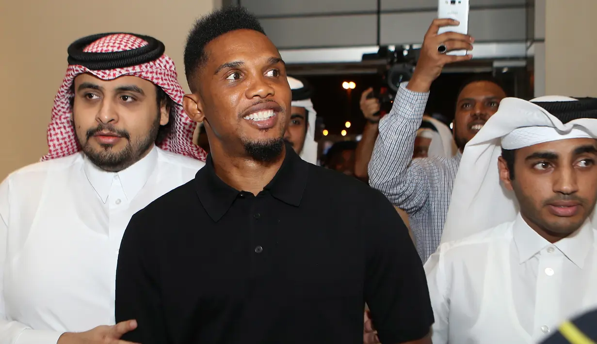 Penyerang Samuel Eto'o tersenyum saat tiba untuk presentasi dirinya enjadi pemain Qatar Sports Club di Doha, (14/8). Pemain 37 ini sempat membela klub Eropa seperti Real Madrid, Barcelona dan Inter Milan. (AFP Photo/Karim Jaafar)