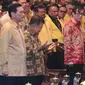 Ketua umum partai golkar Aburizal Bakrie bersama Wapres Jusuf Kalla saat penutupan Rapimnas Partai Golkar di JCC, Jakarta, Senin (25/1). Salah satu hasil Rapimnas adalah akan diselenggarakannya Munaslub 2016. (Liputan6.com/Angga Yuniar)