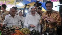 Plt Gubernur DKI Jakarta, Djarot Saiful Hidayat dan Kepala BPOM Penny Lukito saat membeli jajanan takjil di pasar Benhil, Jakarta, Jumat (2/6). Djarot meninjau pasar takjil Benhil serta membeli aneka makanan takjil tradisional. (Liputan6.com/Yoppy Renato)