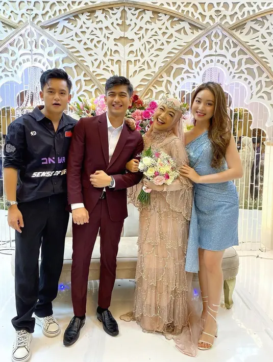 Tak llupa foto cantik dengan sepasang suami-istri yang merayakan setahun pernikahan. [Instagram @natashawilona12]