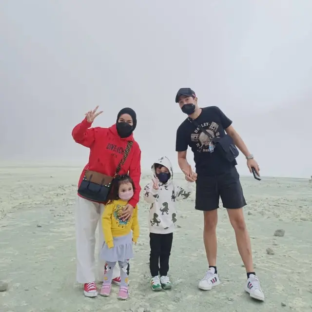 Romantis, Ini 6 Potret Aryani Fitriana dan Donny Michael Liburan di Kawah Putih