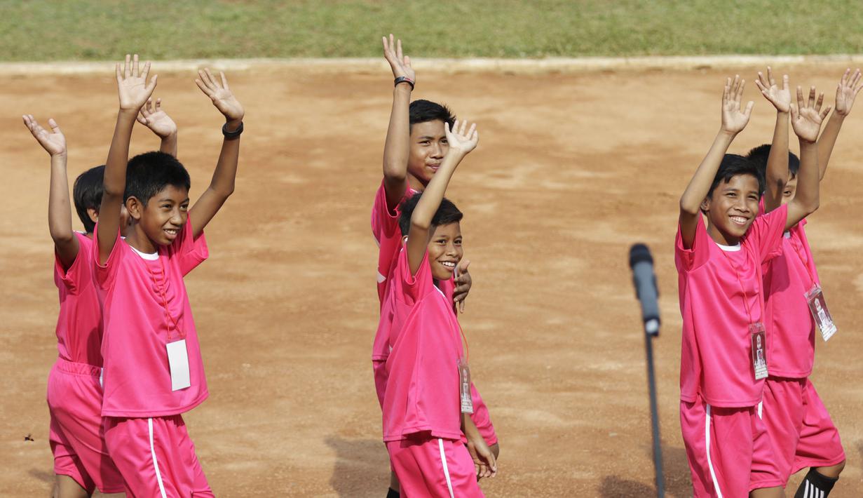 Penuh keceriaan anak-anak peserta Rusun Cup 2015 melambaikan tangan saat acara pembukaan. (Bola.com/Vitalis Yogi Trisna)